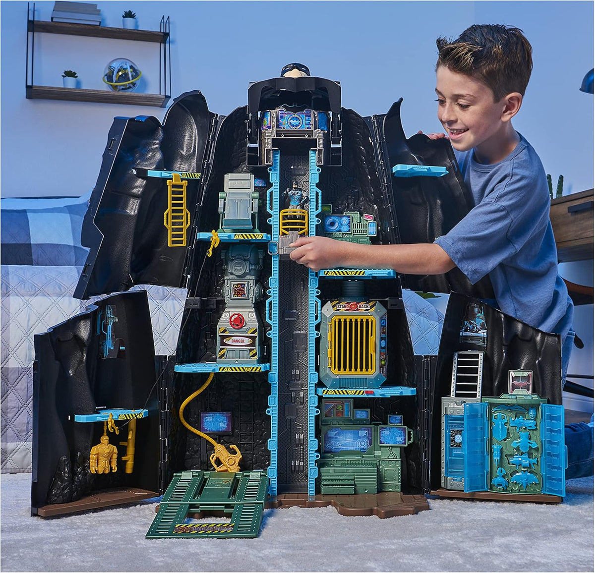 Batman Bat-Tech Batcave Giant Transforming Playset with 4” Batman Figure Y2119